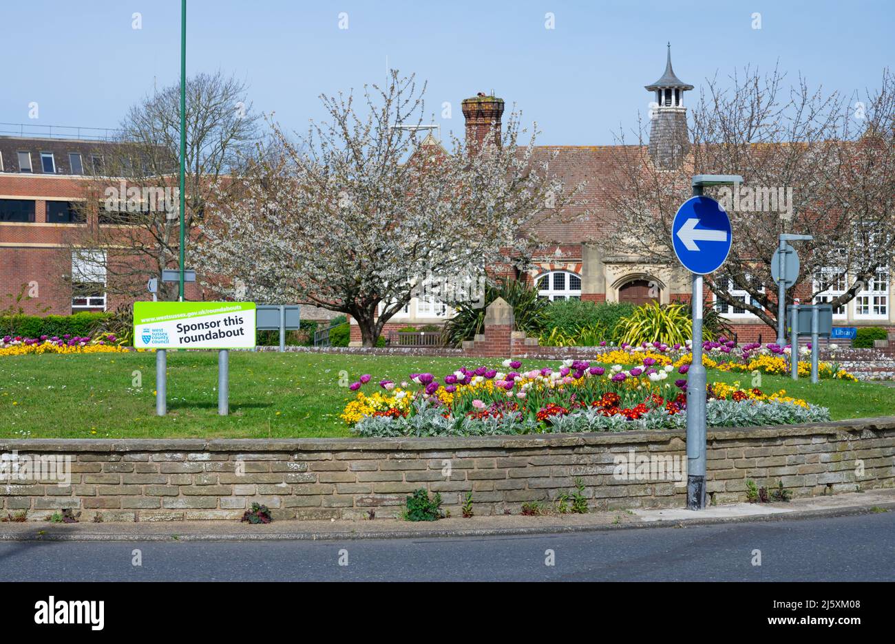 Kleiner britischer gesponserter Kreisverkehr auf einer Straße in England, Großbritannien. Stockfoto