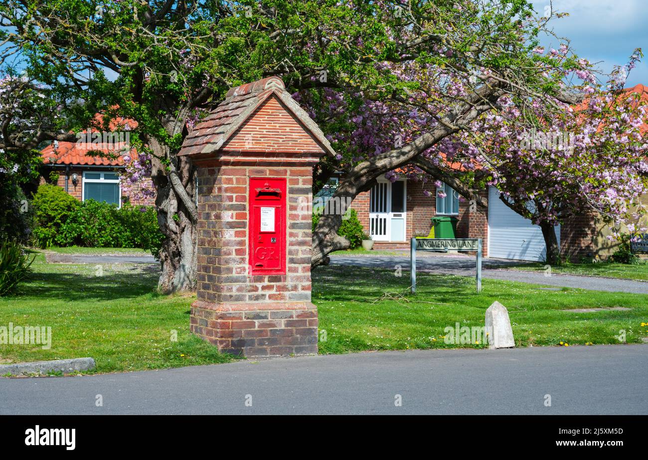 Rechteckiger roter Royal Mail-Briefkasten oder Briefkasten in einer Ziegelsäule in einem Privatbesitz in West Sussex, England, Großbritannien. Stockfoto