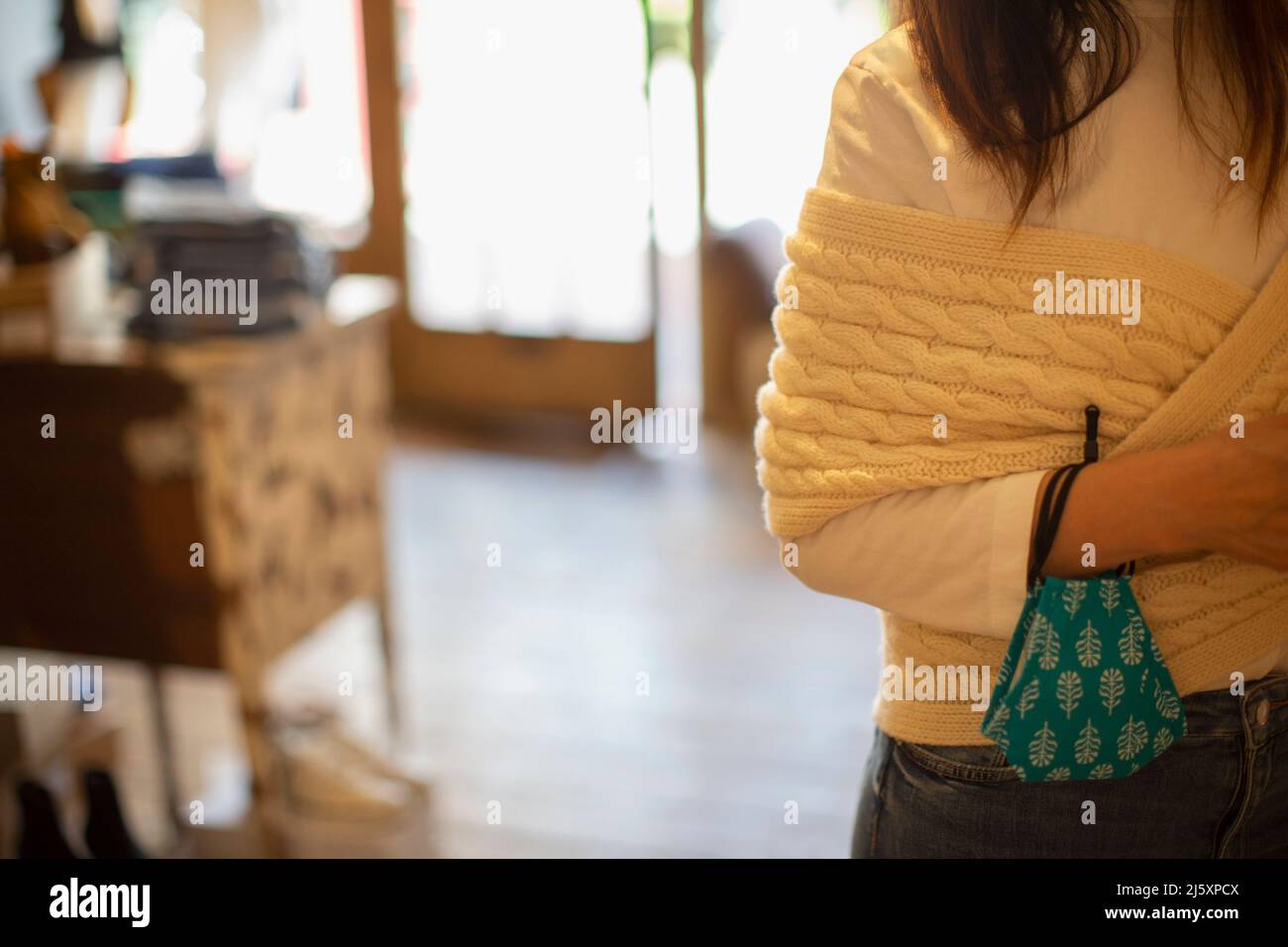 Nahaufnahme Frau mit Zopfmuster Schal im Geschäft Stockfoto
