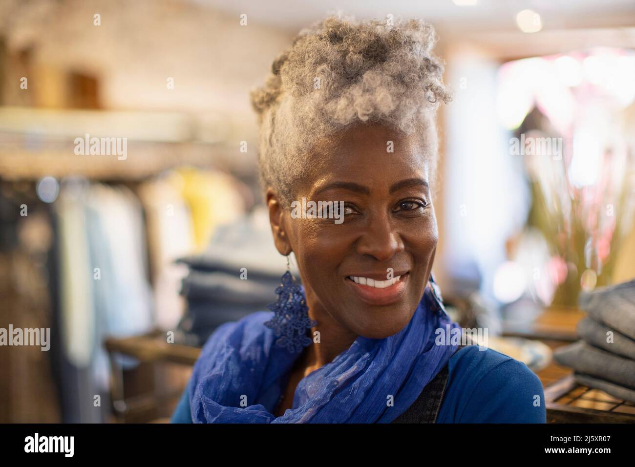 Portrait schöne ältere Frau im Geschäft Stockfoto