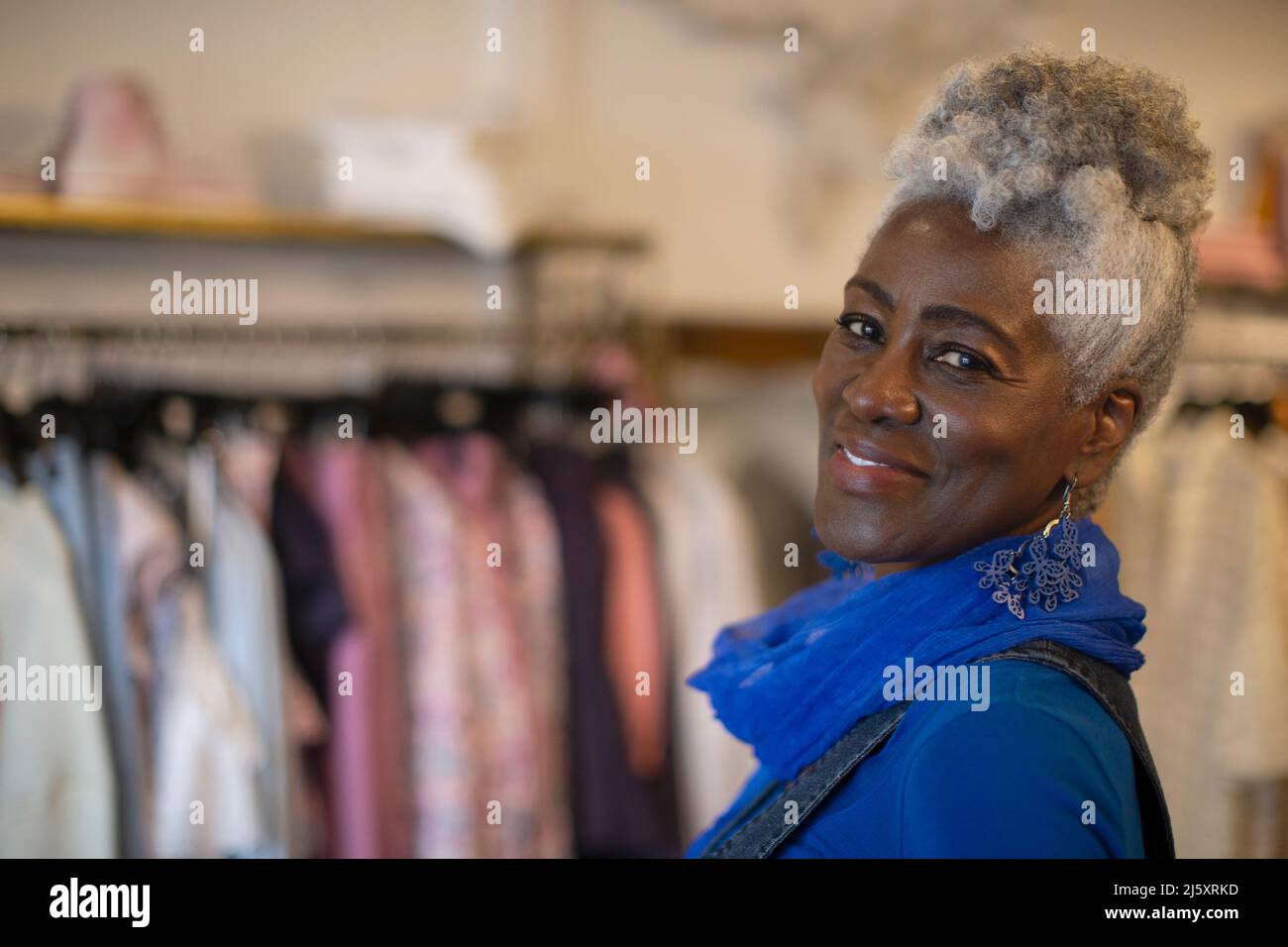 Portrait selbstbewusste ältere Frau in der Bekleidungsboutique Stockfoto