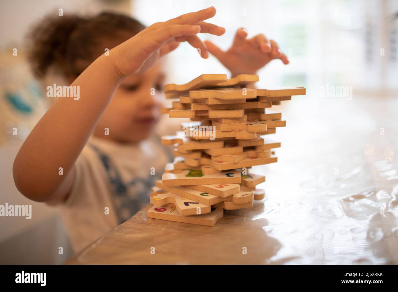 Mädchen stapeln Holz Puzzleteile Stockfoto