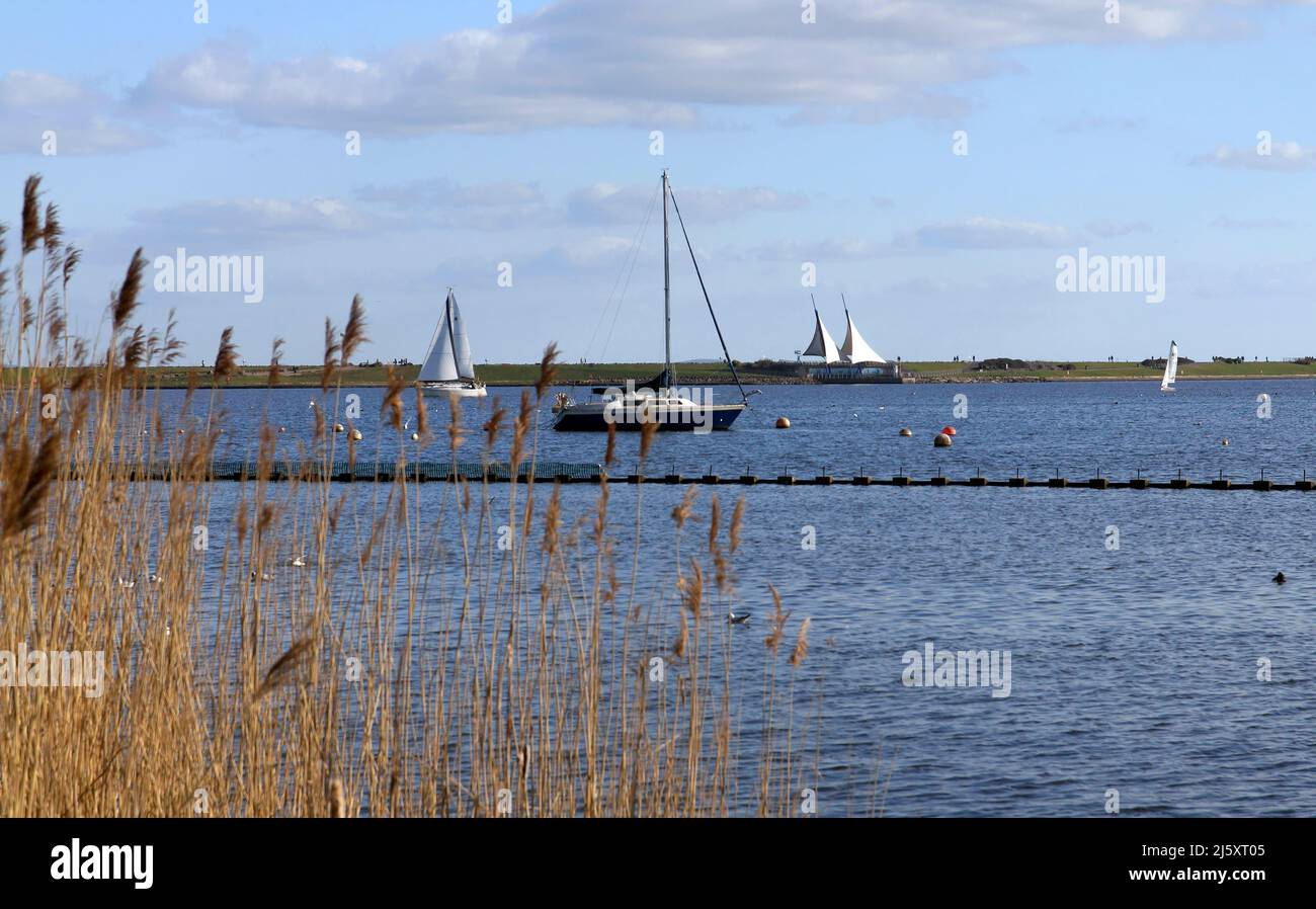 Freizeitboote, Segelboote liegen an einem sonnigen Tag in der Cardiff Bay vor Anker. Feder. April 2022. Stockfoto