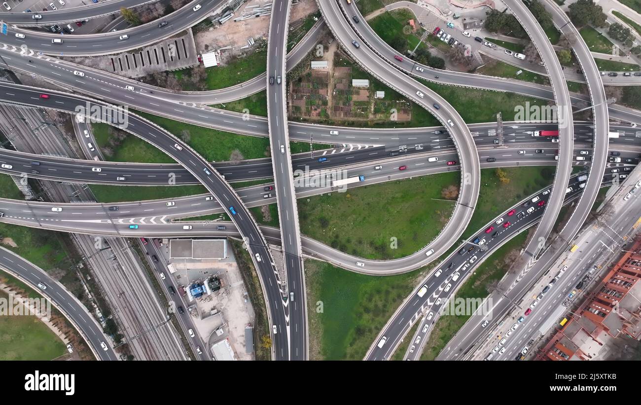 Luftaufnahme des Autobahnkreuzes. Draufsicht auf die Autokreuzung. Stockfoto