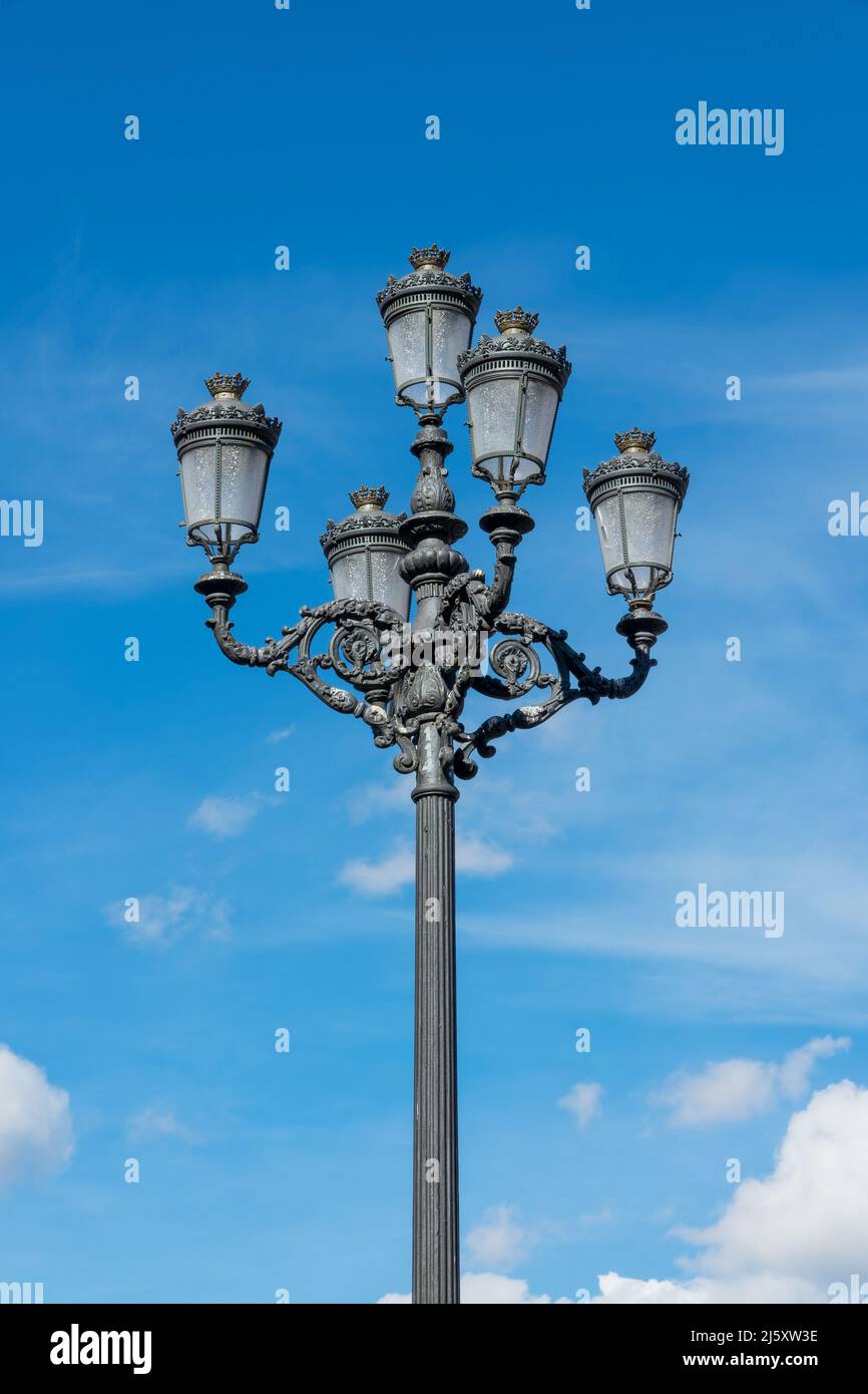 Detail eines schönen Laternenpfostens auf dem Plaza Mayor (Stadtplatz) in Madrid, Spanien Stockfoto