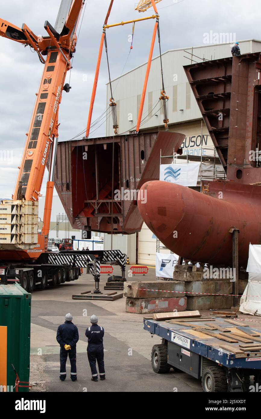 Port Glasgow, Schottland, 26. April 2022. Der 100-Tonnen-Blockaufzug der Bugeinheit, die an Hull 802 angeschlossen werden soll, das größte Einzelgerät, das dem Stahlrumpf der Fähre hinzugefügt wird, findet am 26. April 2022 in der Ferguson Marine (Port Glasgow) Werft in Port Glasgow, Schottland, statt. Foto: Jeremy Sutton-Hibbert/Alamy Live News. Stockfoto