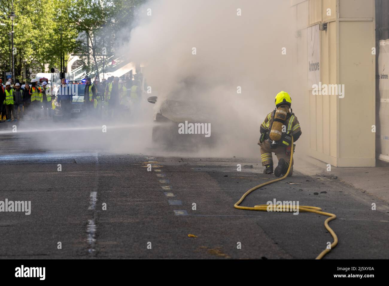 London, Großbritannien. 26. April 2022. Ein Fahrzeugbrand in Whitehall Place führte zu einem schwarzen Rauch über whitehall und einem großen Sicherheitsalarm. Kredit: Ian Davidson/Alamy Live Nachrichten Stockfoto