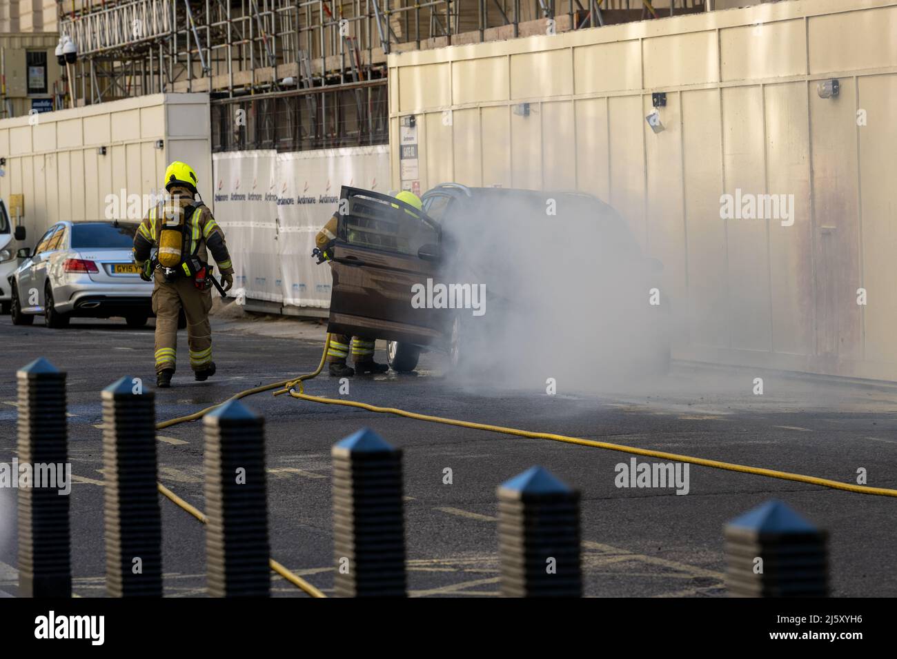 London, Großbritannien. 26. April 2022. Ein Fahrzeugbrand in Whitehall Place führte zu einem schwarzen Rauch über whitehall und einem großen Sicherheitsalarm. Kredit: Ian Davidson/Alamy Live Nachrichten Stockfoto