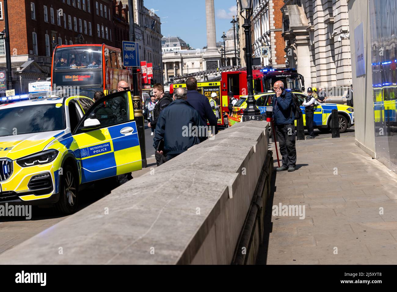London, Großbritannien. 26. April 2022. Ein Fahrzeugbrand in Whitehall Place führte zu einem schwarzen Rauch über whitehall und einem großen Sicherheitsalarm. Kredit: Ian Davidson/Alamy Live Nachrichten Stockfoto