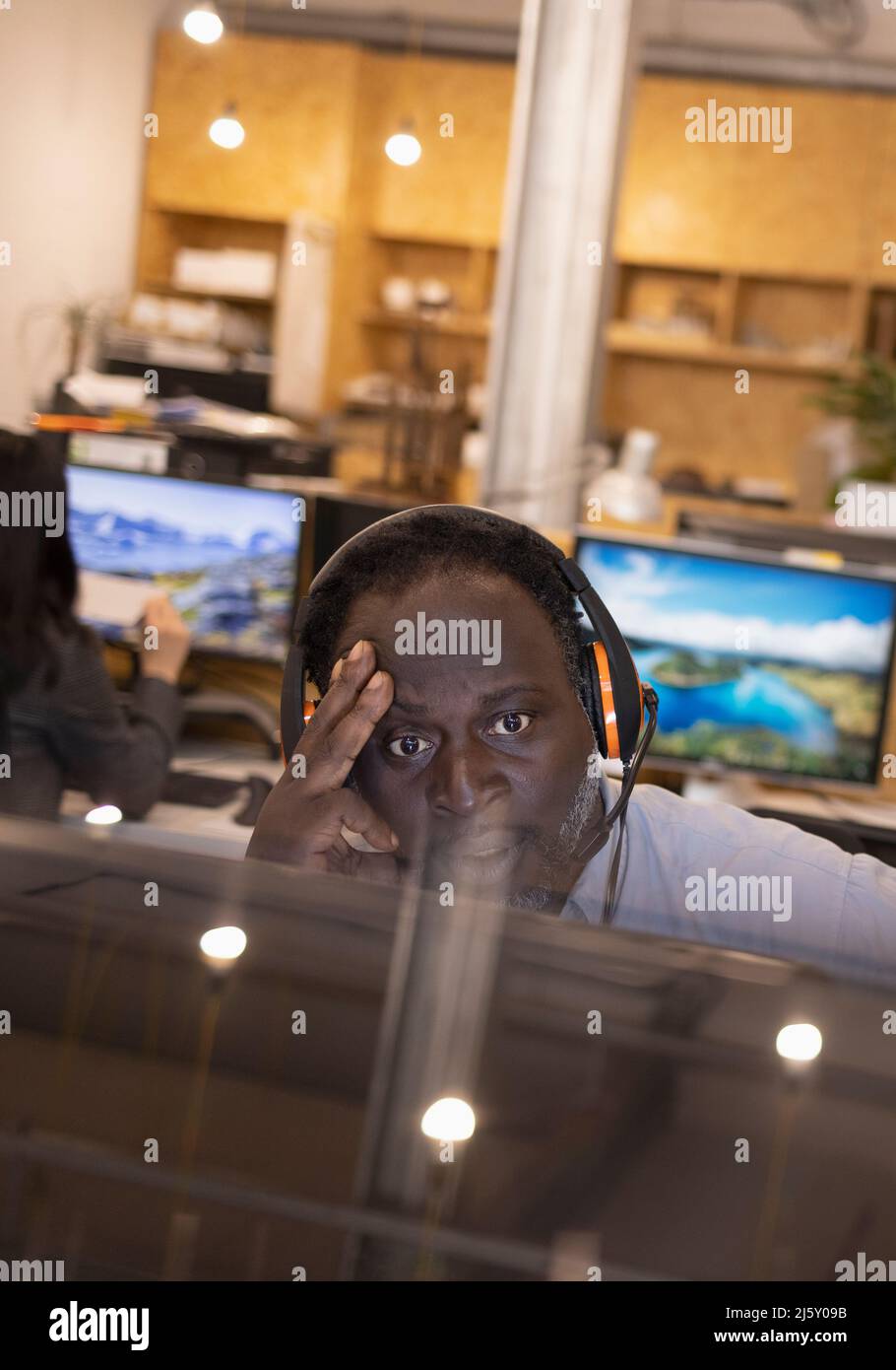 Fokussierter Geschäftsmann mit Headset, der im Büro arbeitet Stockfoto