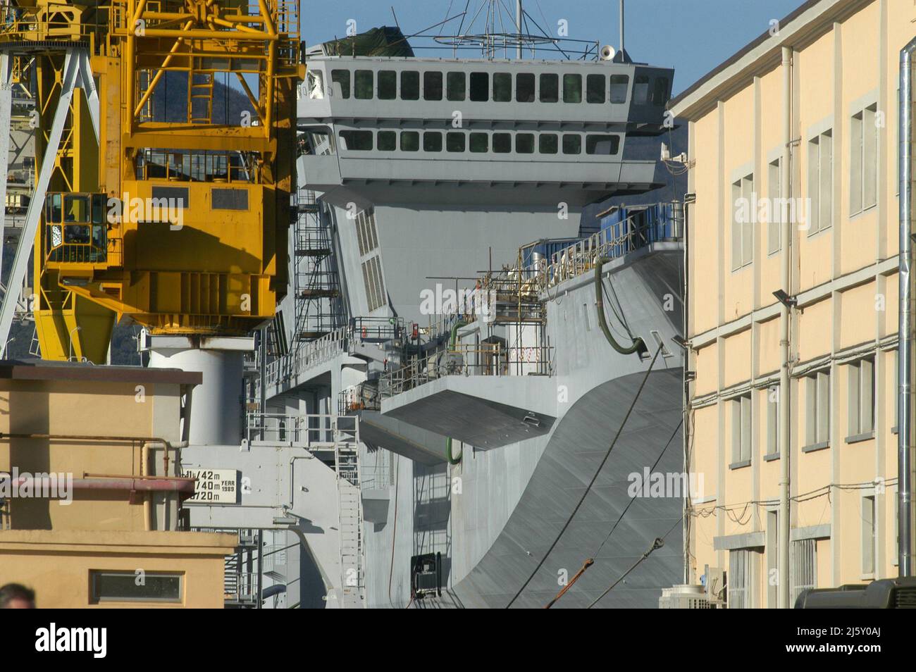 Der Flugzeugträger Cavour im Bau auf den Fincantieri-Werften von Muggiano (La Spezia, Italien) Stockfoto