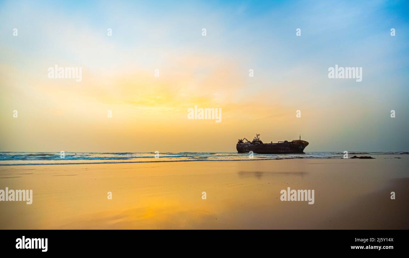 Altes Boot steckt im Sand eines Strandes Stockfoto