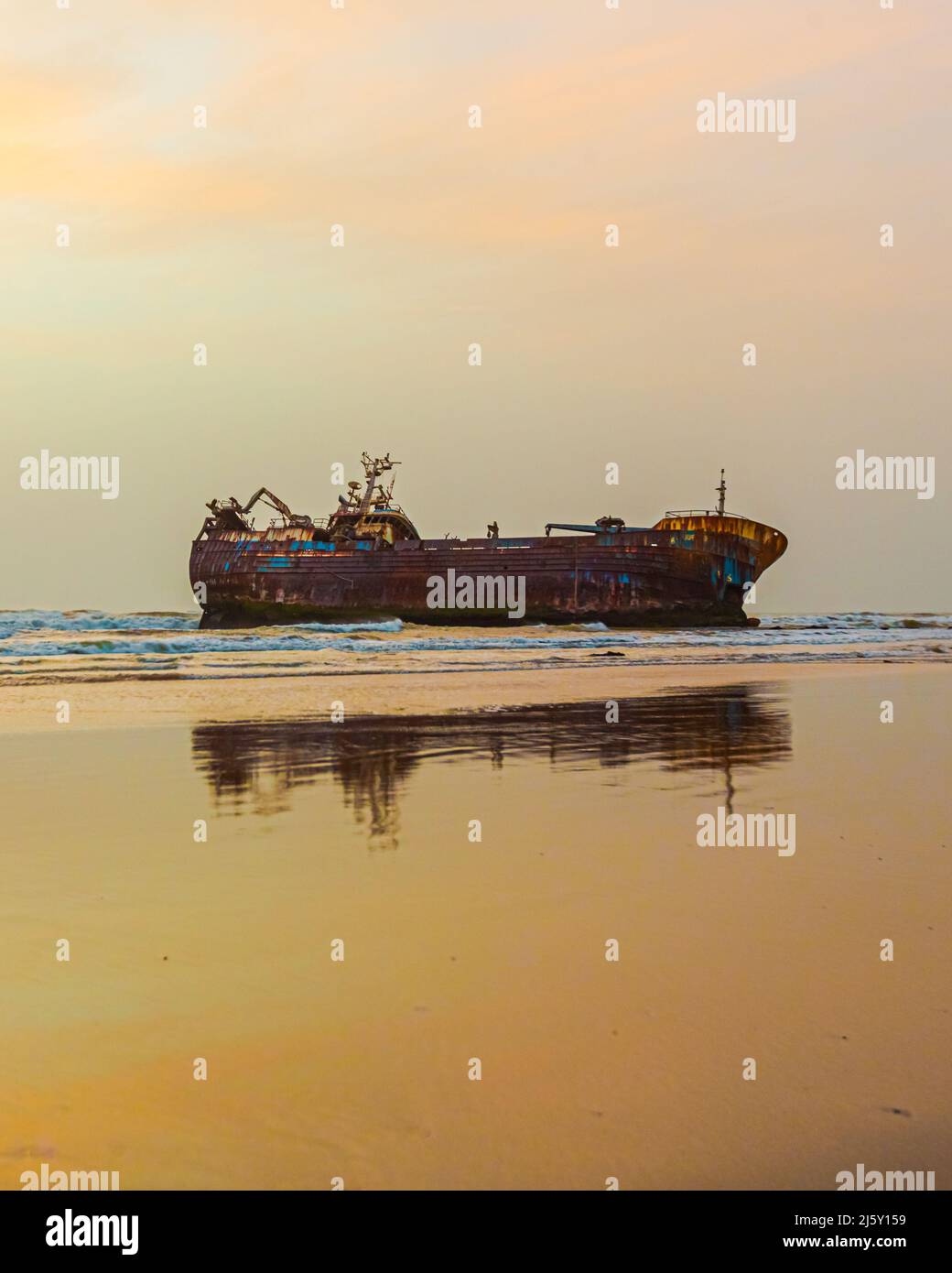 Altes Boot steckt im Sand eines Strandes Stockfoto