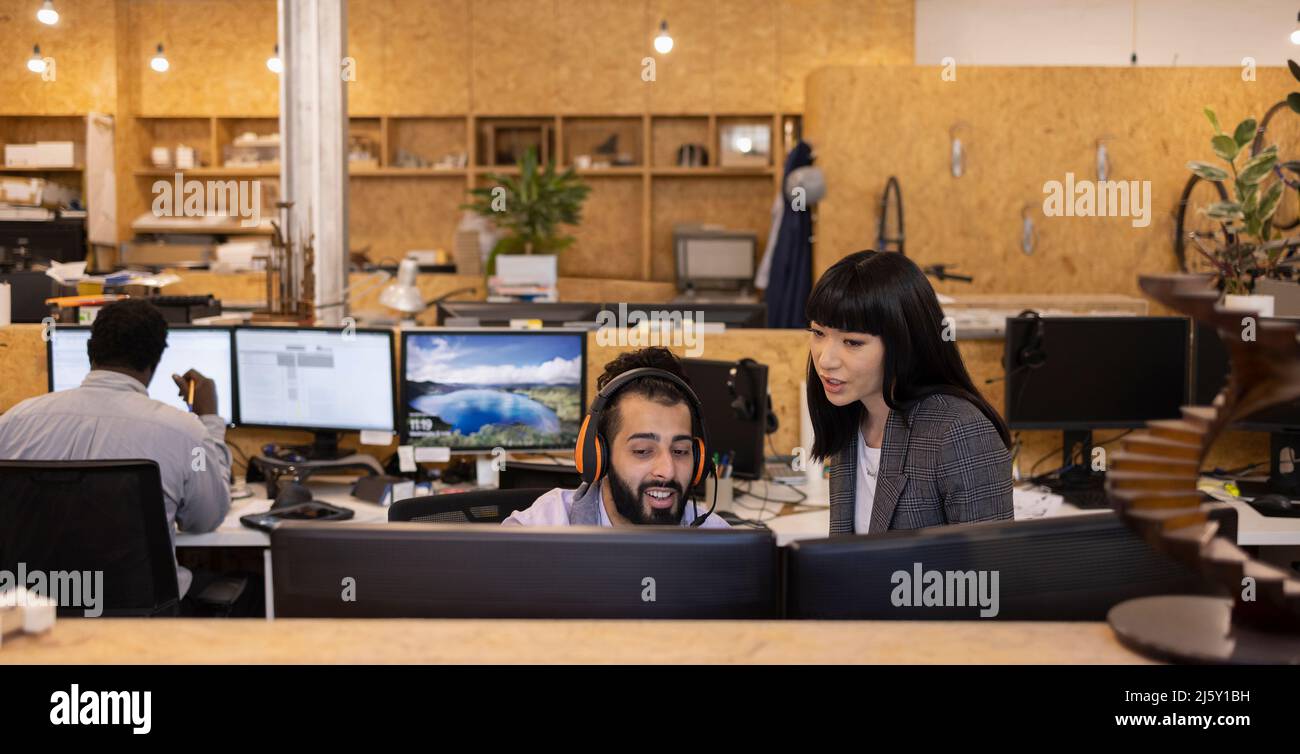 Geschäftsleute sprechen, arbeiten am Computer im Büro Stockfoto