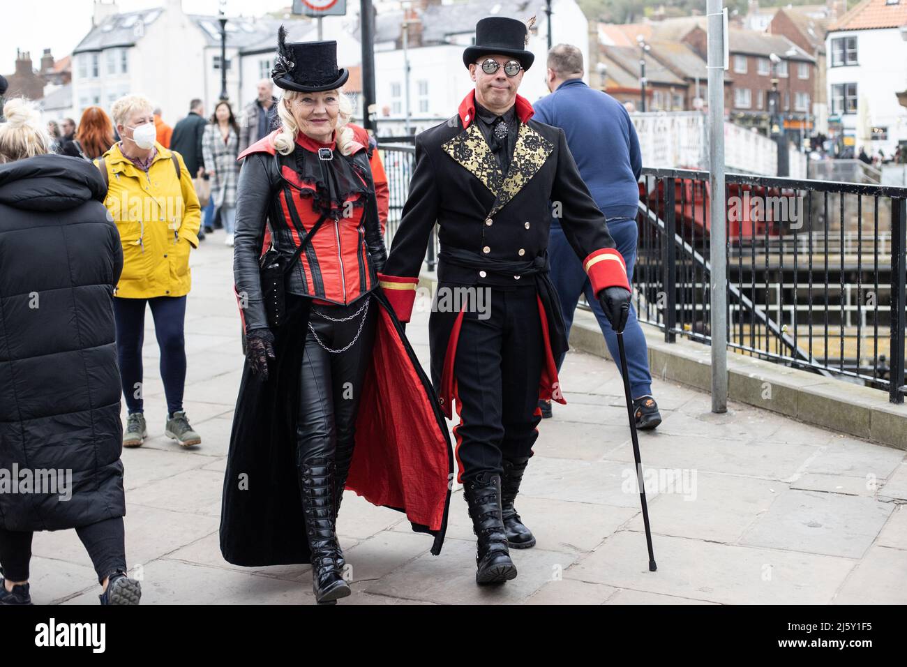 WHITBY, ENGLAND. April 24. 2022. Goten werden während des Goth Weekends in Whitby gesehen. WGW ist ein zweimal jährlich stattfindendes Musikfestival für die gotische Subkultur. Stockfoto