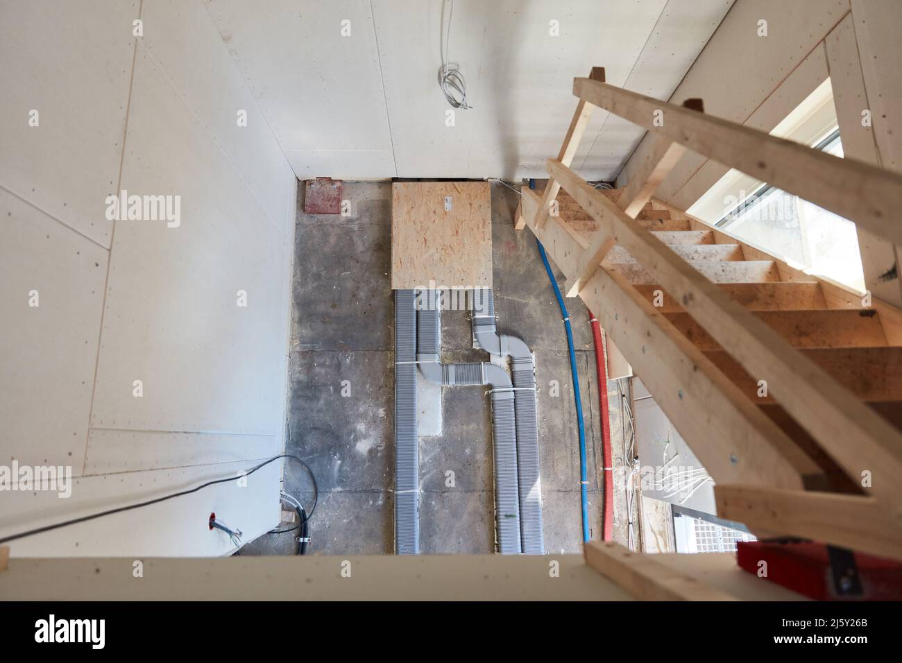 Provisorische Holztreppe zum Obergeschoss auf einer Baustelle für einen Neubau Stockfoto