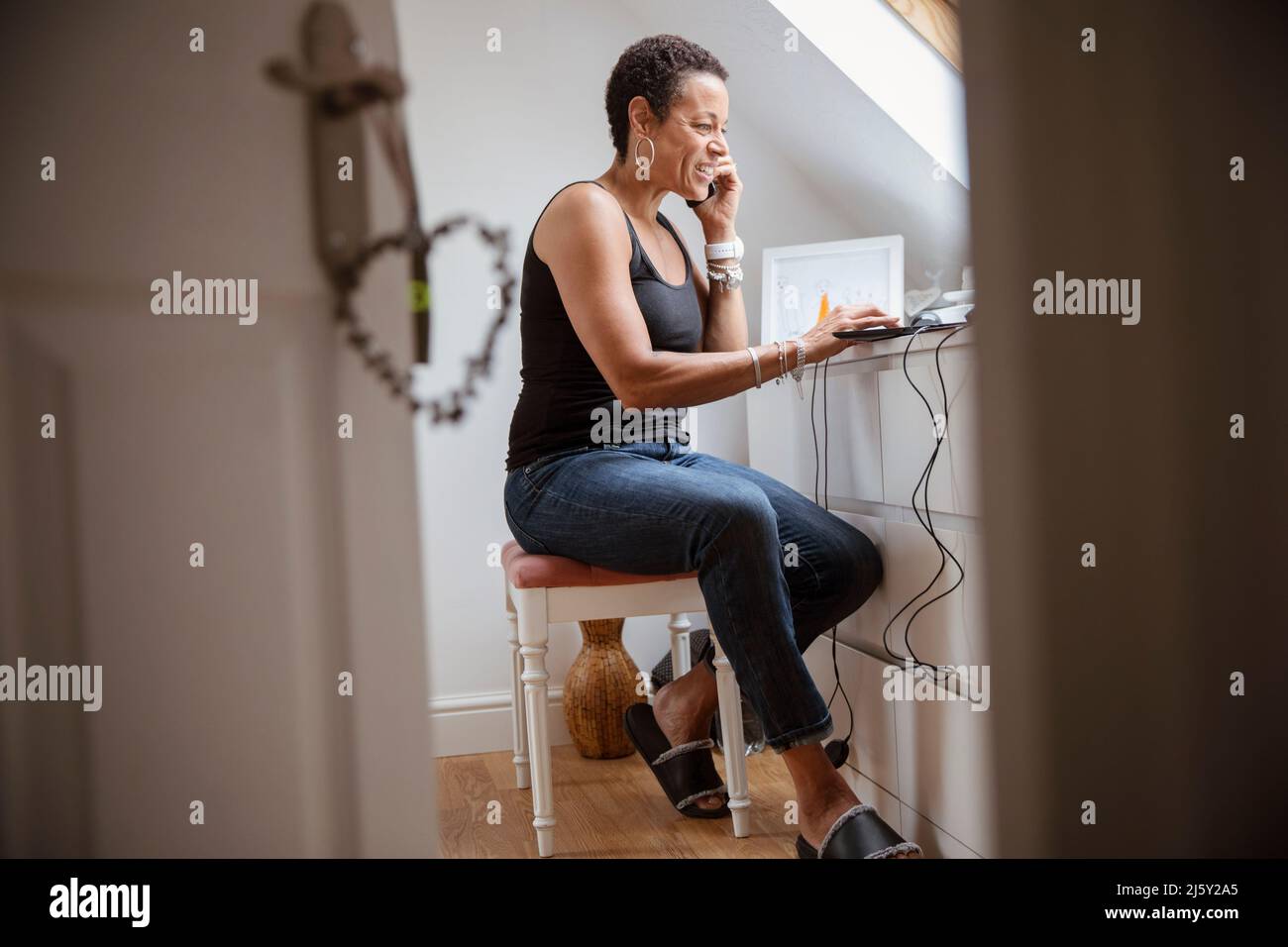 Reife Frau, die von zu Hause aus am Laptop arbeitet Stockfoto