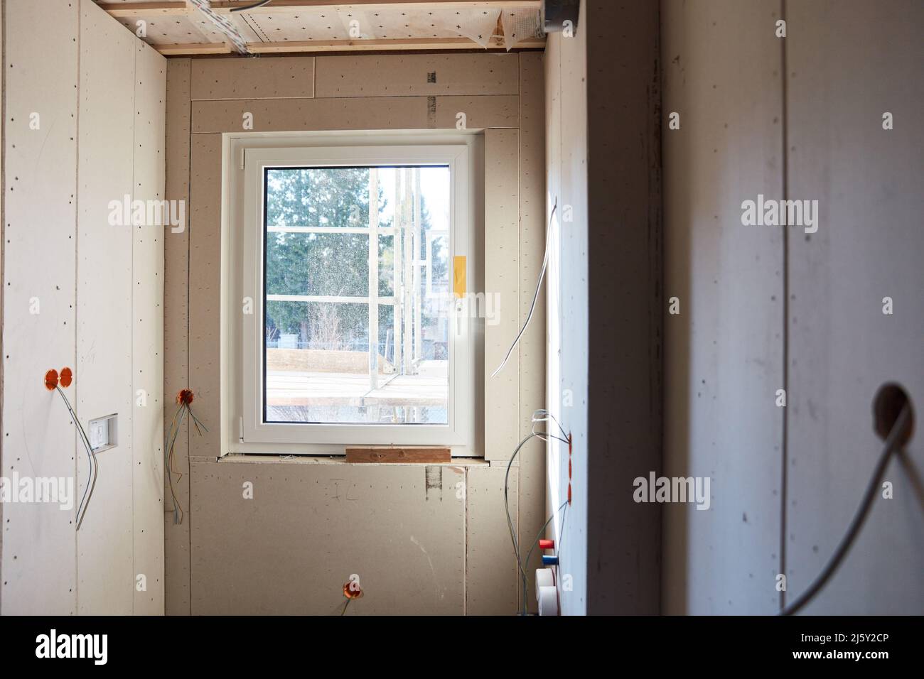 Neues Fenster aus Kunststoff auf der Baustelle beim Bau eines Hauses aus einem Neubau Stockfoto