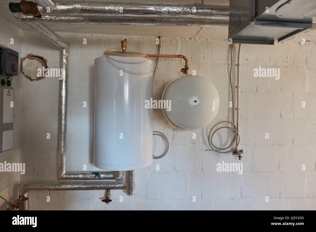 Kesselraum im Untergeschoss mit Heizsystem mit Druckausdehnungsanlage Stockfoto