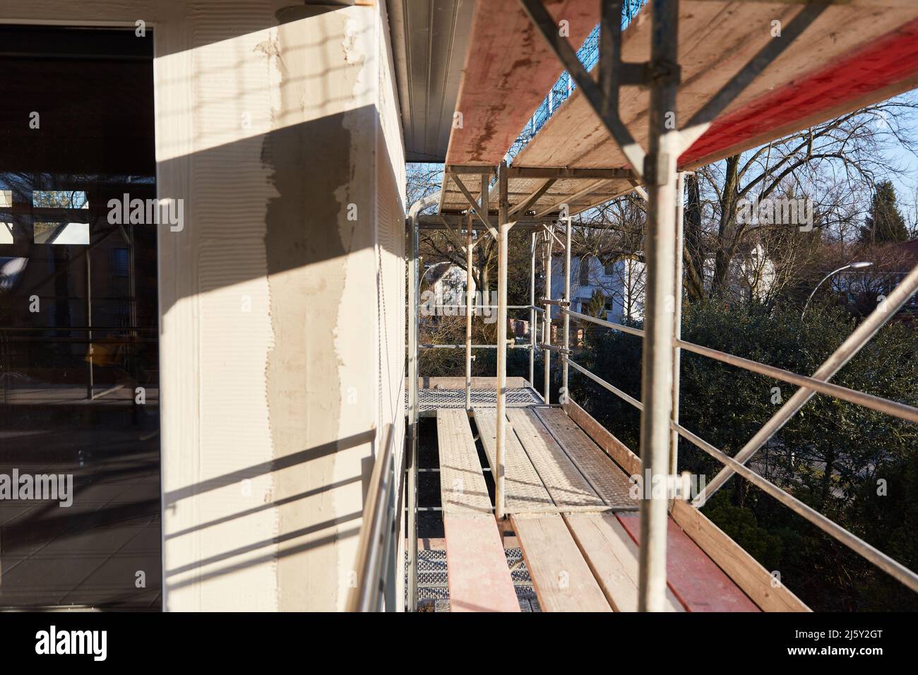 Baustelle mit Gerüsten für Neubau oder Renovierung eines Hauses Stockfoto