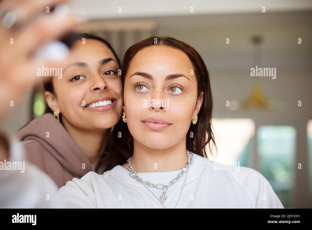 Nahaufnahme glücklicher Schwestern, die Selfie machen Stockfoto