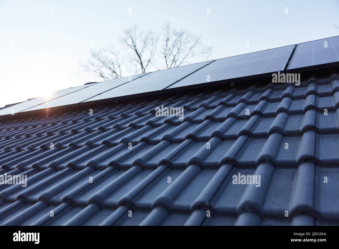 Nachhaltige Energieversorgung durch eine Solaranlage auf dem Dach eines Familienhauses Stockfoto