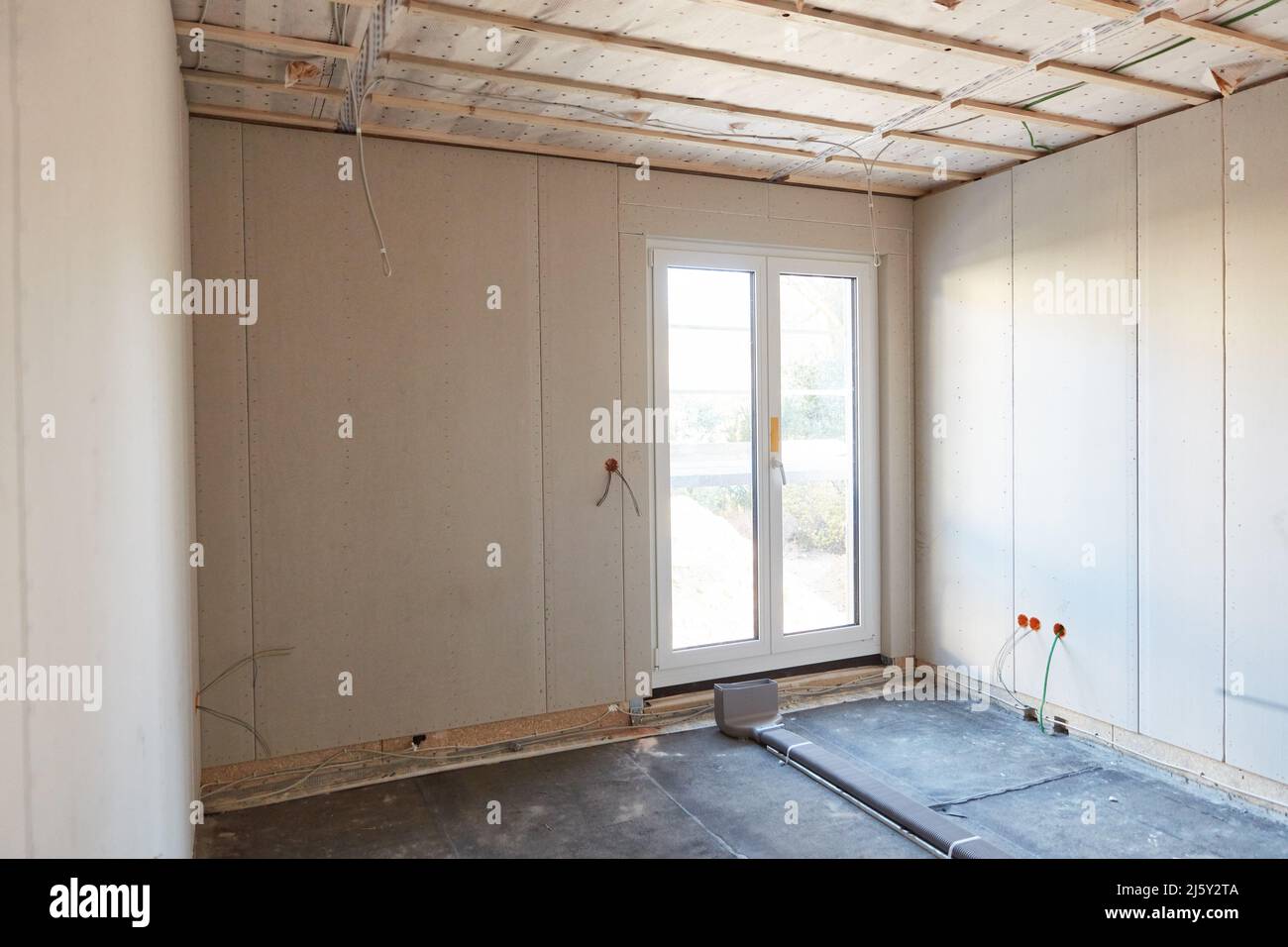 Terrassentür in einem Raum mit Lüftungssystem beim Bau eines neuen Hauses Stockfoto