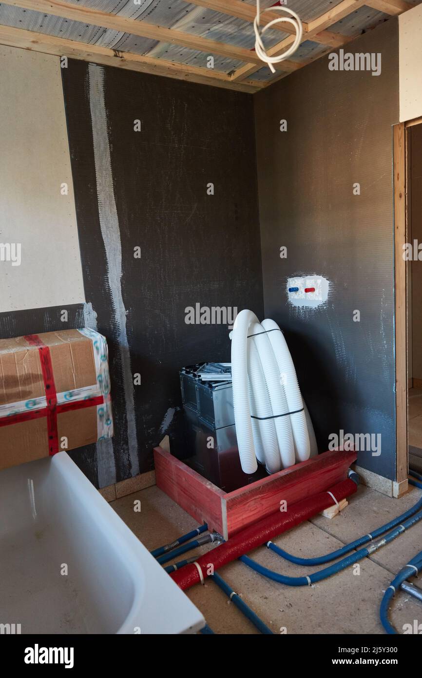 Vorbereitet Nassraum für die Installation einer Dusche im Bad beim Bau eines neuen Hauses Stockfoto