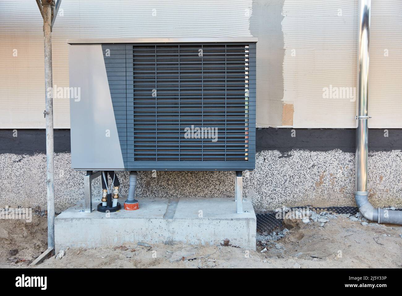 Wärmepumpe mit Belüftungssystem für die Außeninstallation auf einem neuen Haus Stockfoto