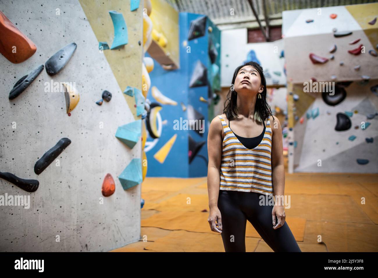 Frau, die auf die Kletterwand schaut Stockfoto