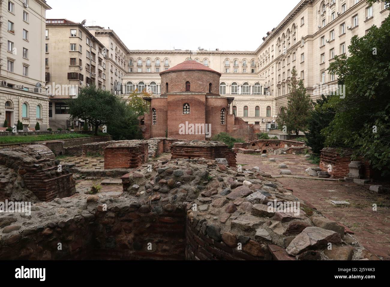 Die Kirche des Heiligen Georg, berühmte rote Backsteinrotunde in Sofia, Bulgarien 2021 Stockfoto