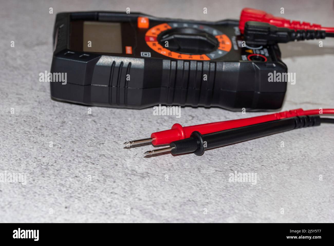 Schwarzes Digitalmultimeter mit Tastköpfen, Ein Multimeter ist ein elektronisches Messgerät. Stockfoto