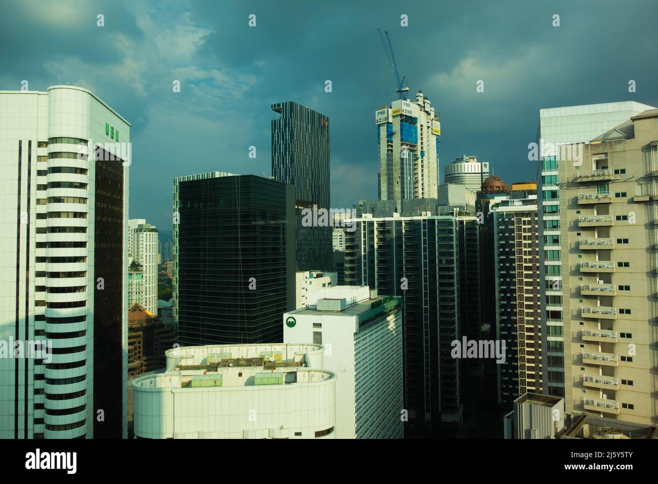 KUALA LUMPUR, MALASIEN – 27. JANUAR 2020 Apartmenthäuser im Stadtzentrum mit einem Sturm Stockfoto