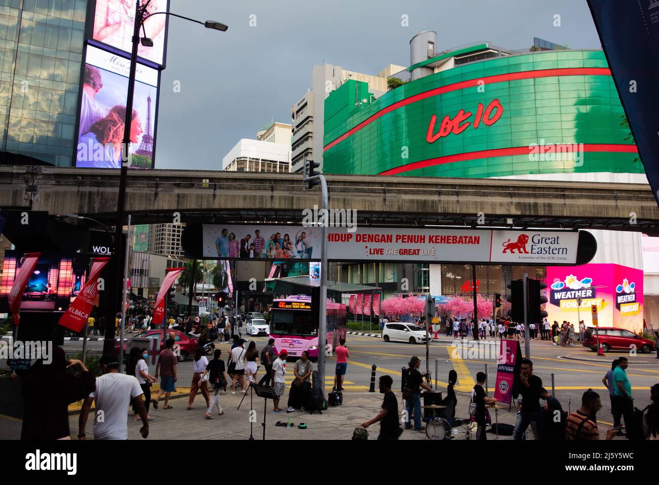 KUALA LUMPUR, MALASIA – 27. JANUAR 2020 überfüllte Einkaufsstraße in der Stadt Stockfoto