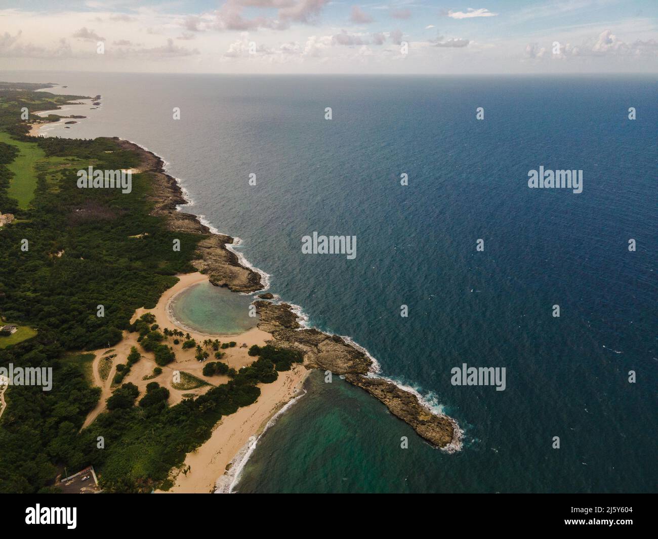 Luftaufnahme des tropischen Sandstrandes Playa Mar Chiquita an der felsigen Küste von Manati im endlosen blauen Atlantischen Ozean Stockfoto