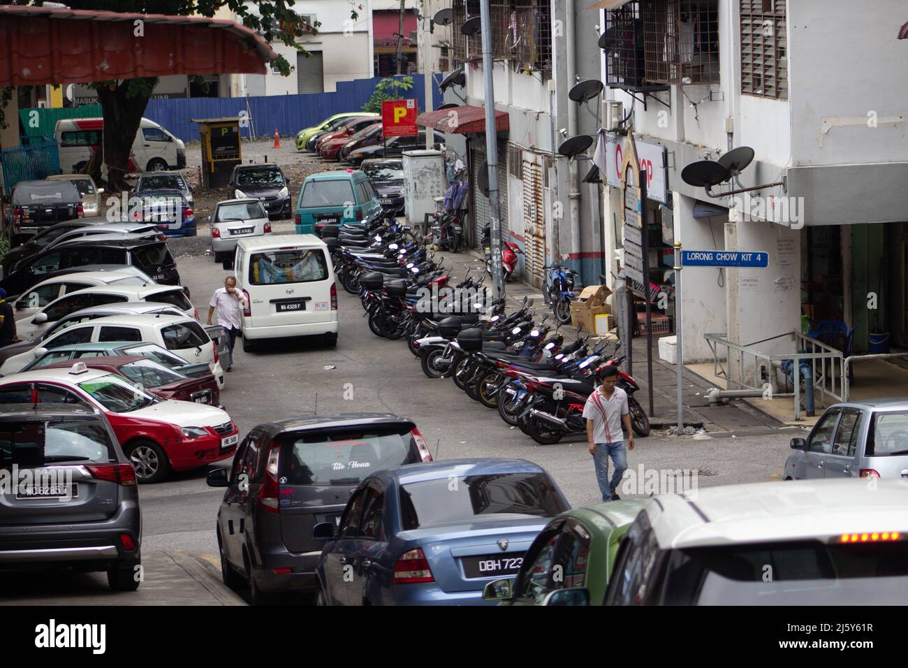 KUALA LUMPUR, MALASIA – 27. JANUAR 2020 überfüllte Straße mit geparkten Fahrrad und Autos Stockfoto