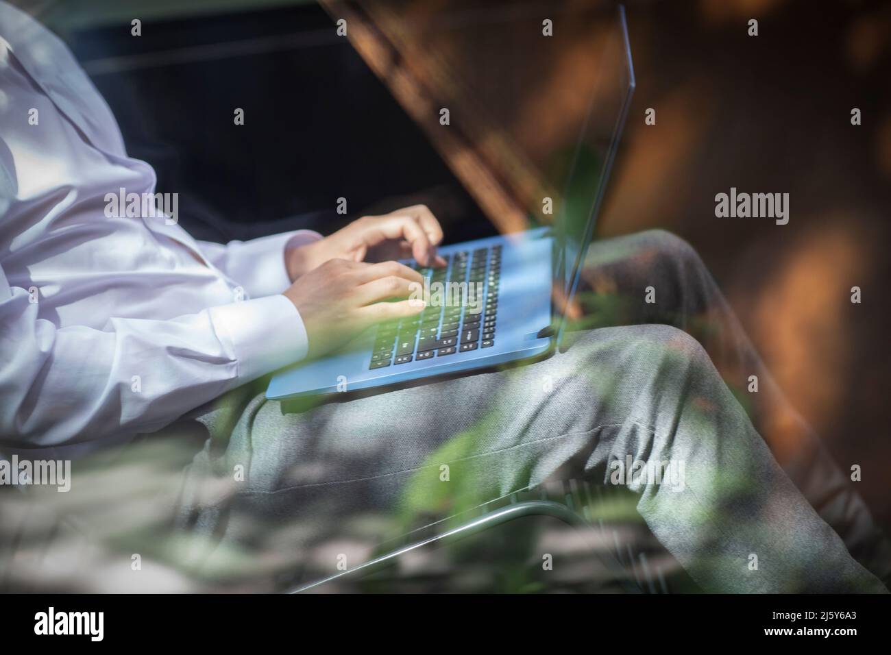 Kurzer Geschäftsmann, der am Laptop arbeitet Stockfoto