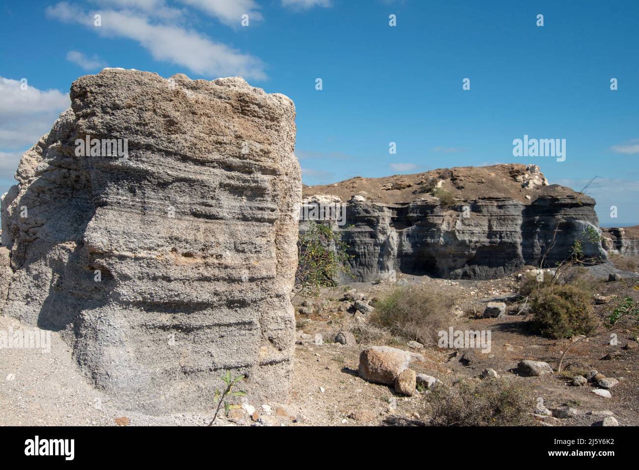 Die Felsformationen bleiben erhalten, nachdem die Erosion durch den Wind etwas Erde weggenommen hat. Stockfoto