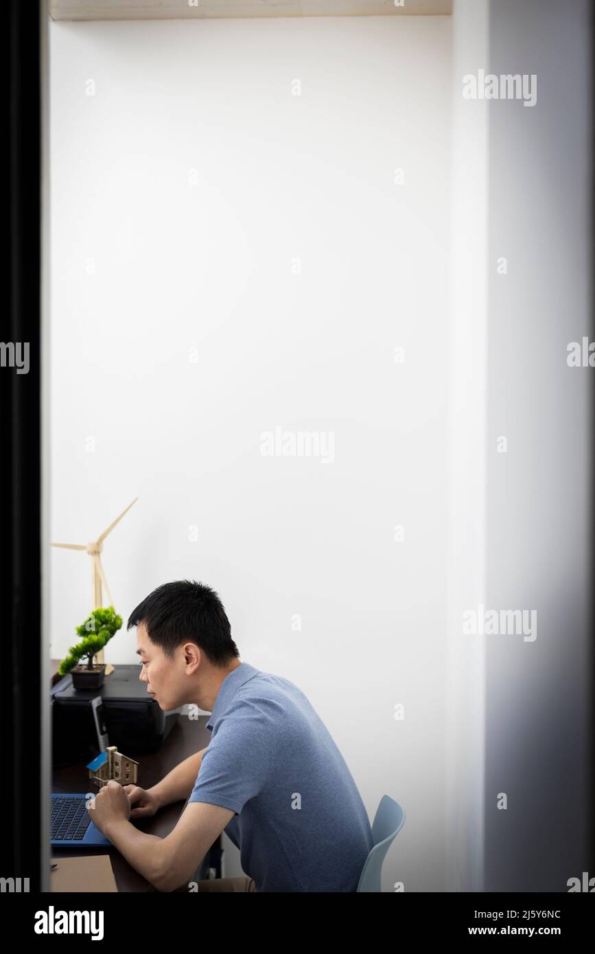 Männlicher Ingenieur, der im Büro am Laptop arbeitet Stockfoto