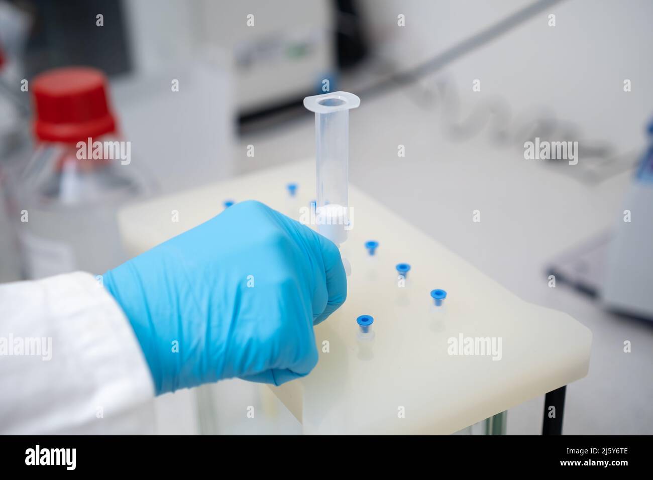 Vakuum-SPE-Vakuumkammer mit Festphasenextraktion und Katridge für die Probenvorbereitung im chemischen Labor. Stockfoto