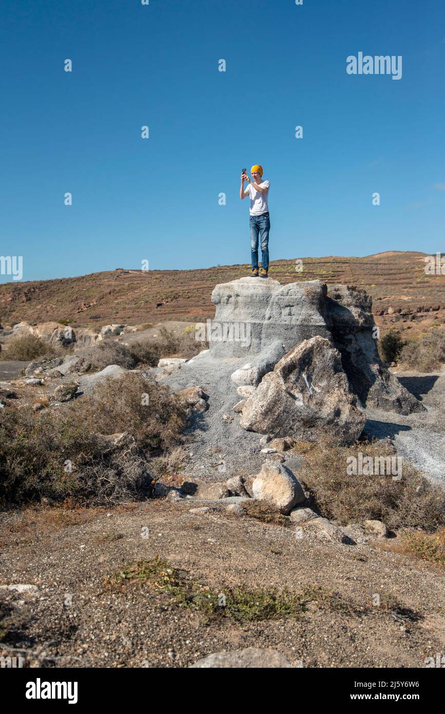 Die Felsformationen bleiben erhalten, nachdem die Erosion durch den Wind etwas Erde weggenommen hat. Stockfoto