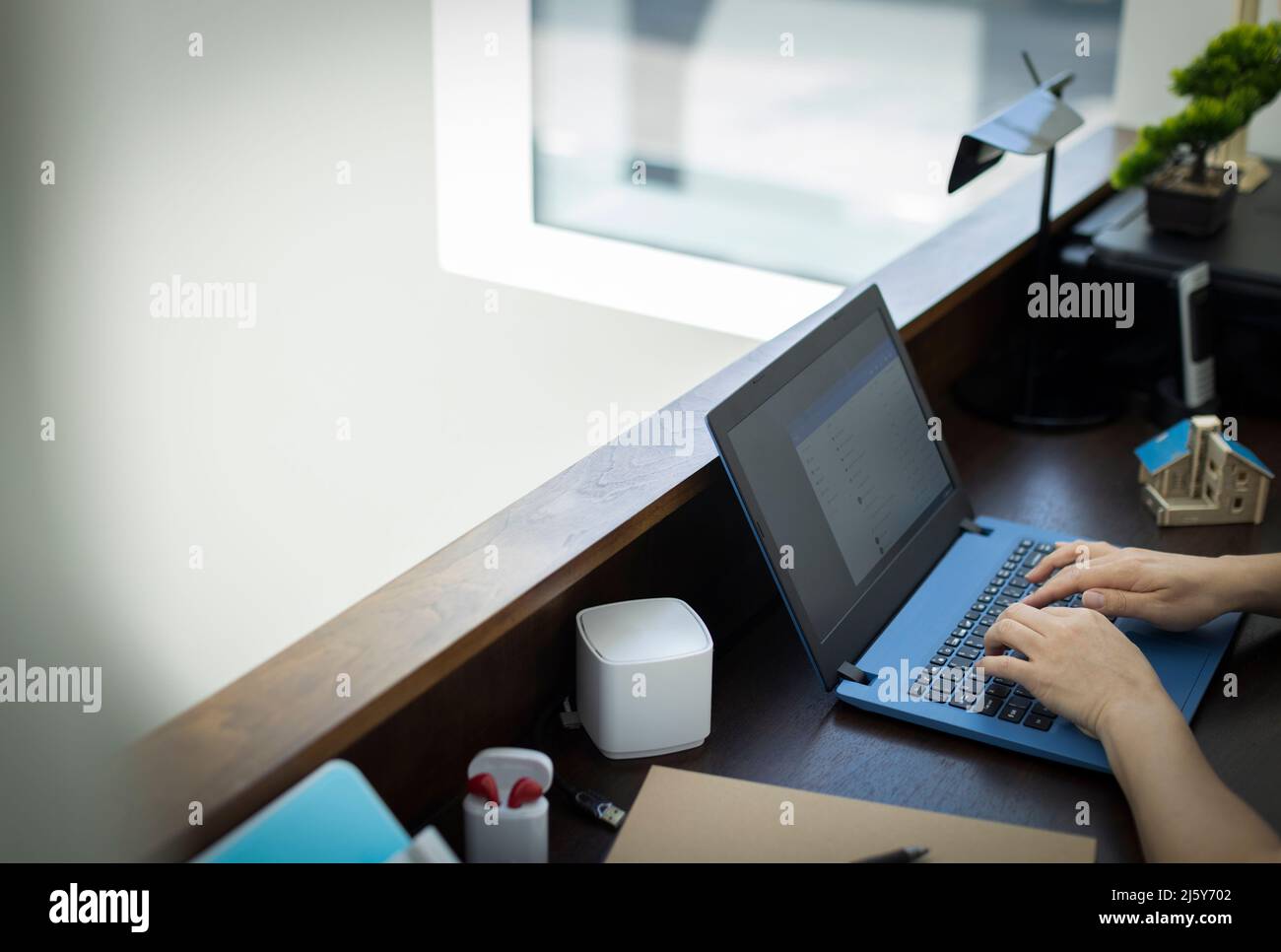 Hände eines Mannes, der im Büro am Laptop tippt Stockfoto