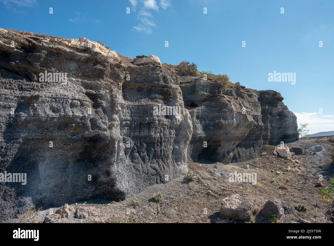 Die Felsformationen bleiben erhalten, nachdem die Erosion durch den Wind etwas Erde weggenommen hat. Stockfoto