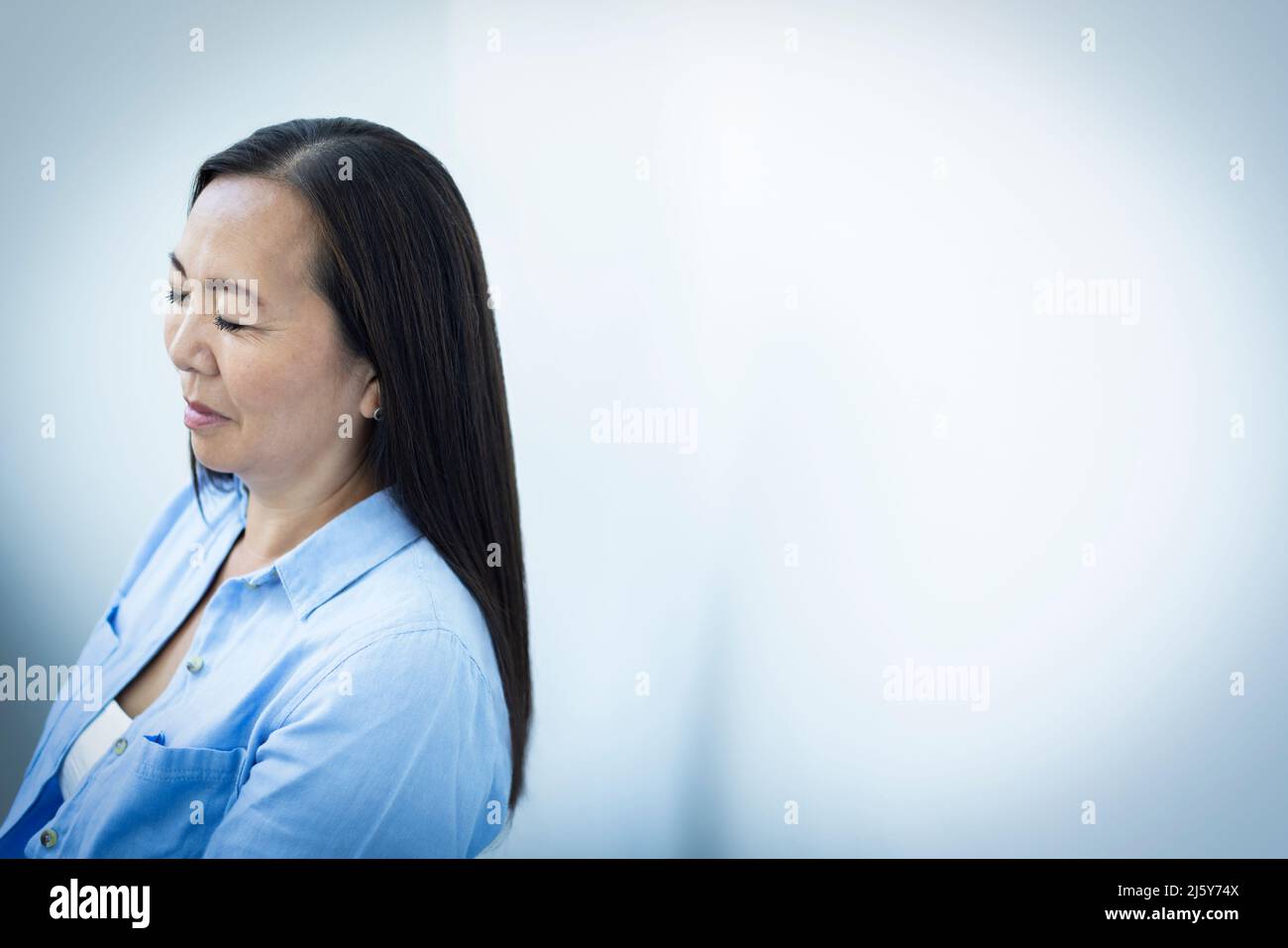 Ruhige reife Frau mit geschlossenen Augen Stockfoto