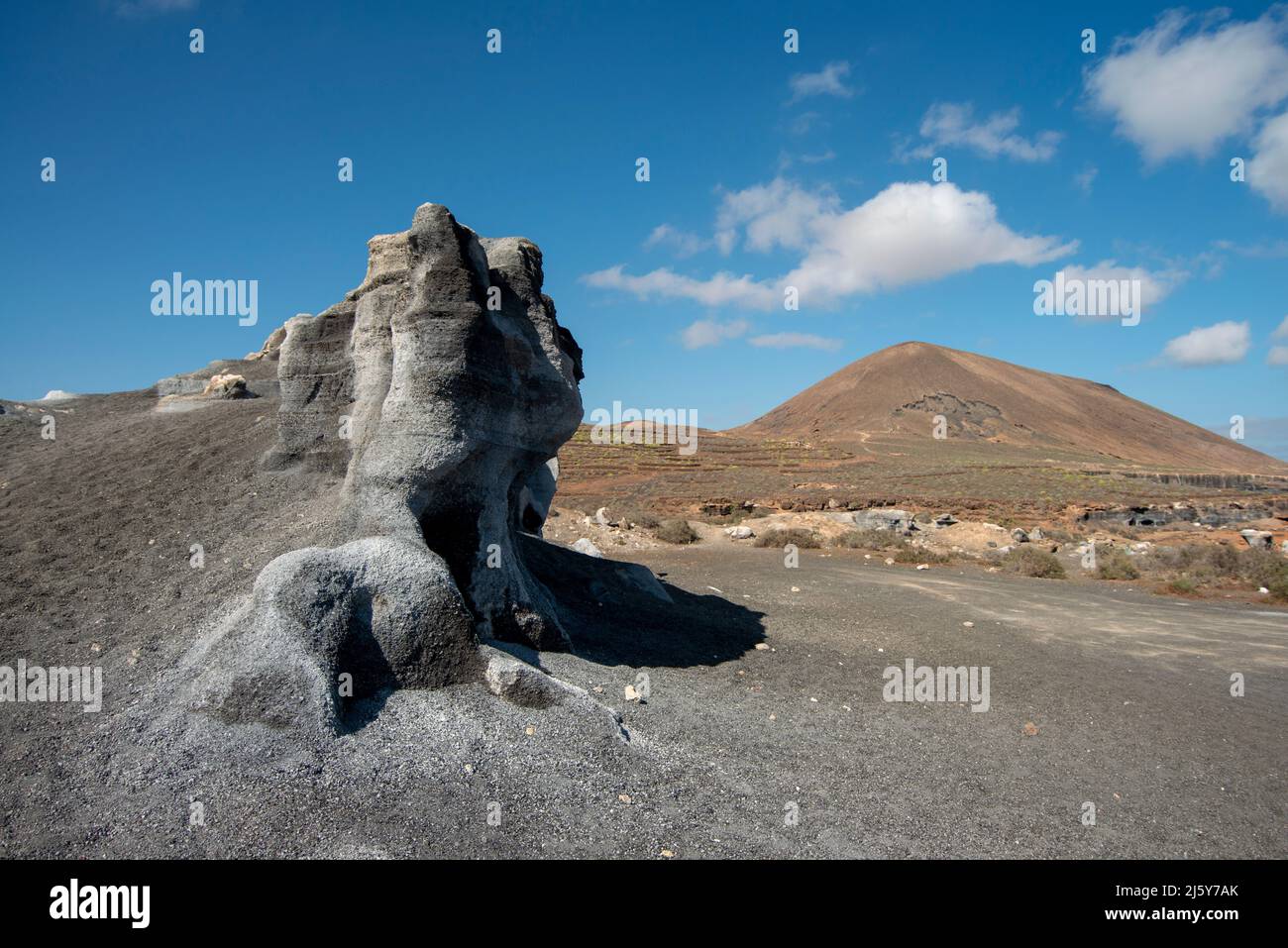 Die Felsformationen bleiben erhalten, nachdem die Erosion durch den Wind etwas Erde weggenommen hat. Stockfoto