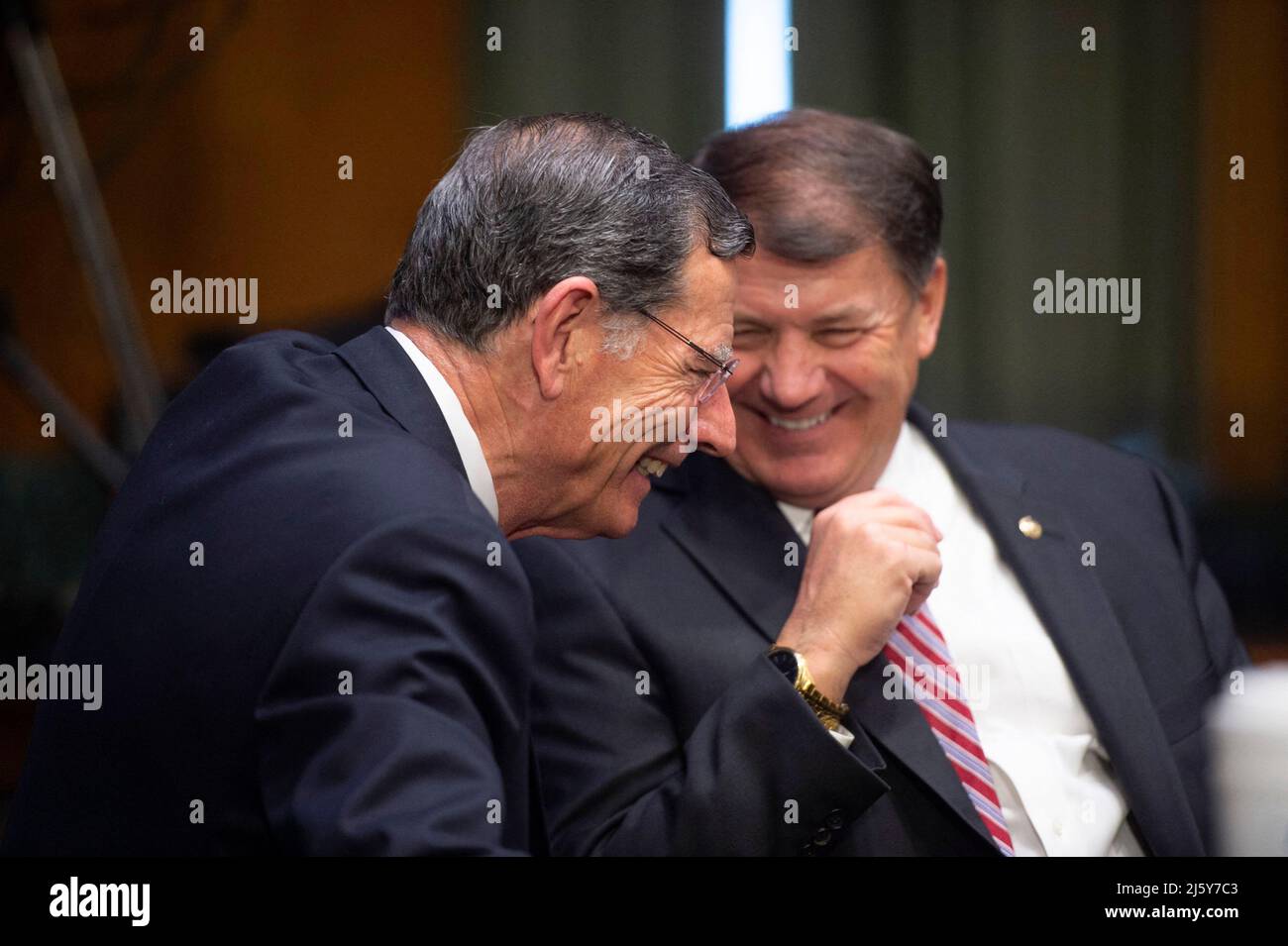 Senator John Barrasso, R-WY, (L) und Senator Bill Hagerty, R-TN, (R) sprechen während einer Anhörung des Ausschusses für Auswärtige Beziehungen des Senats zum Haushaltsplan des Geschäftsjahres 2023 im US-Kapitol in Washington, DC, USA, am Dienstag, den 26. April, 2022. Foto von Bonnie Cash/Pool/ABACAPRESS.COM Stockfoto