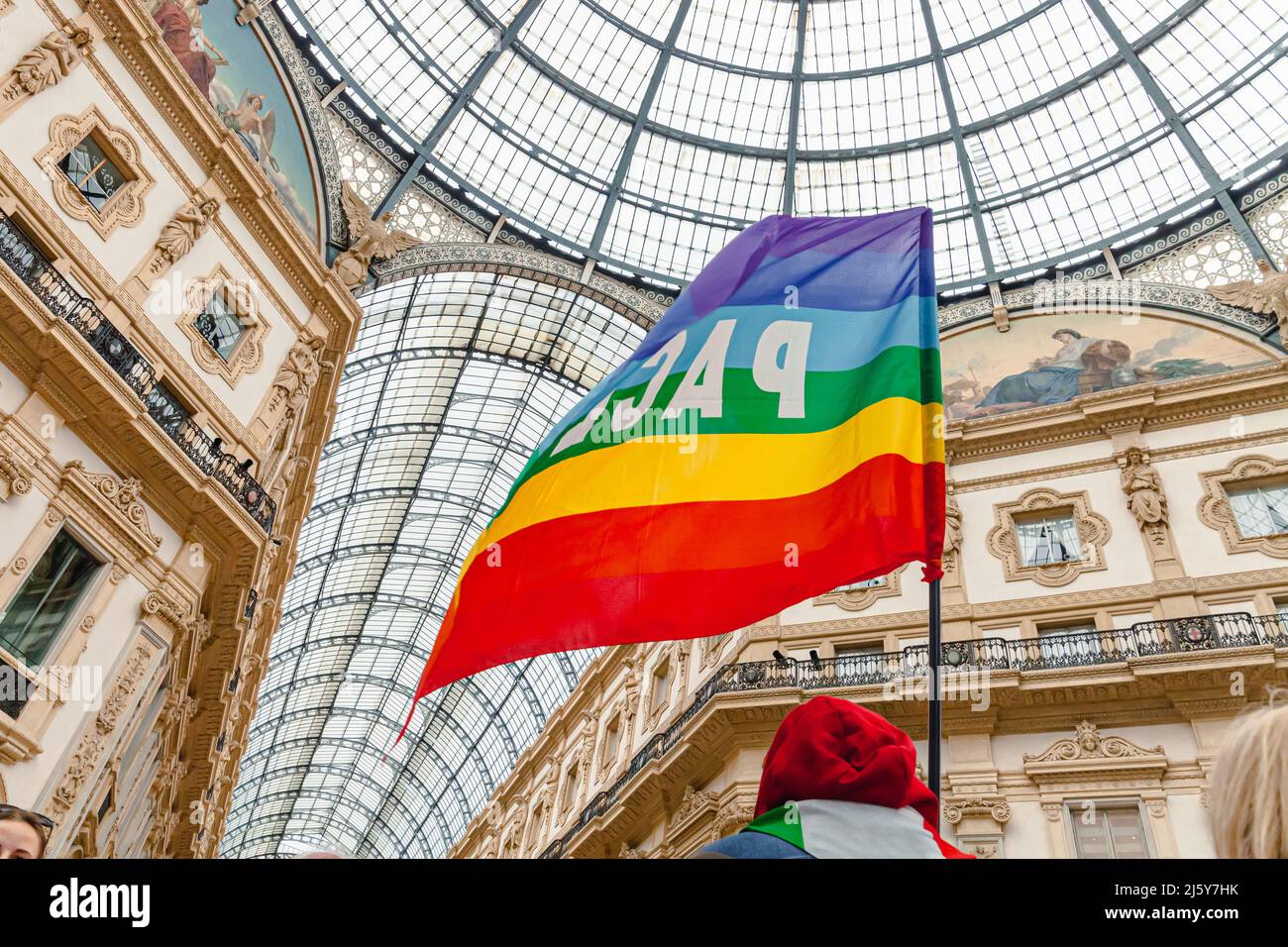 Ein Friedensaktivist hält während einer pazifistischen Demonstration gegen den Faschismus und den Russland-Ukraine-Krieg eine Regenbogenfahne. Friedensflagge in Mailand, Italien Stockfoto