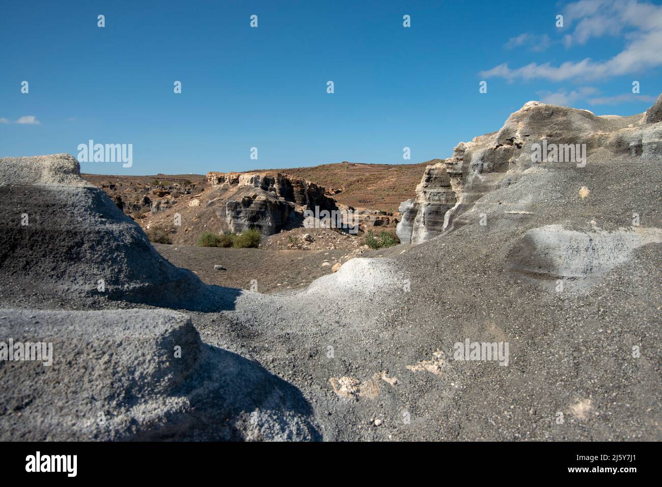 Die Felsformationen bleiben erhalten, nachdem die Erosion durch den Wind etwas Erde weggenommen hat. Stockfoto