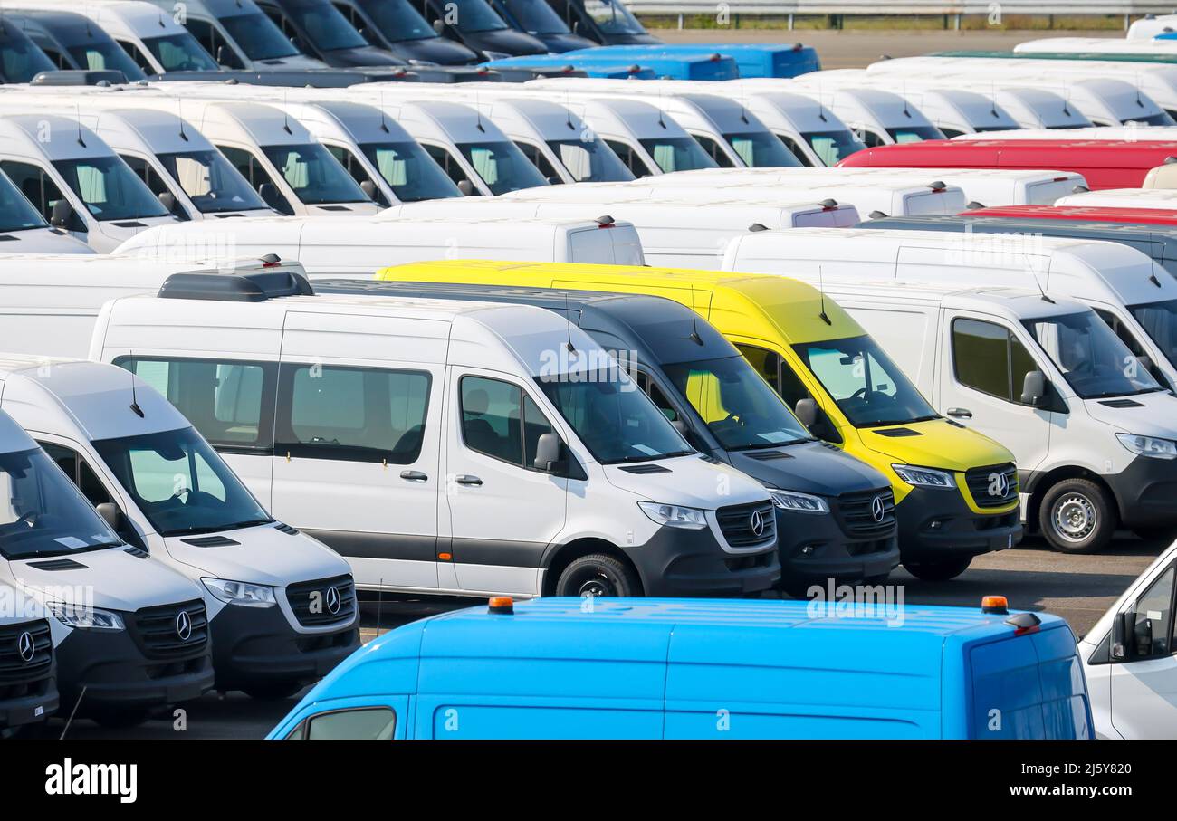 Duisburg, Nordrhein-Westfalen, Deutschland - Neuwagen, Umschlagstelle, Autoterminal im Duisburger Hafen. Stockfoto