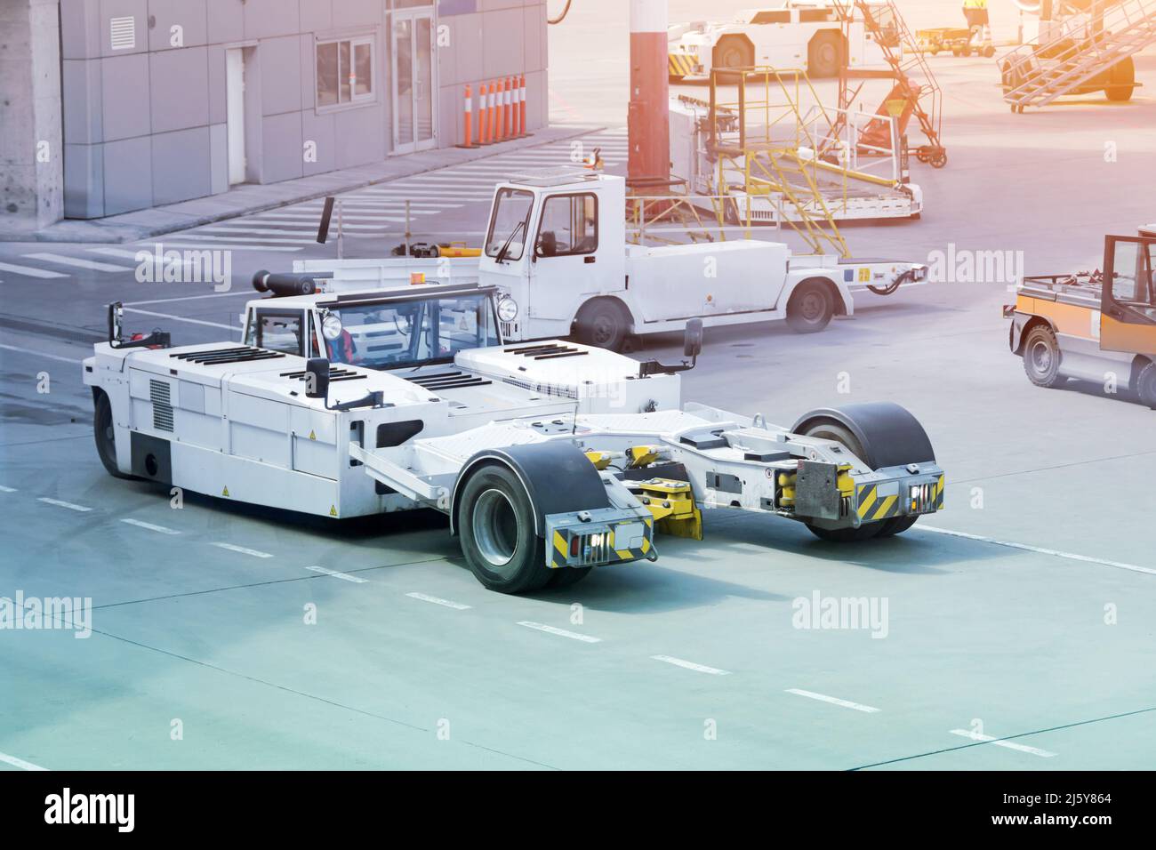 Abschleppfahrzeuge mit dem Mechanismus zum Anheben des Nasenfahrwerks des Flugzeugwagens für das puch-Rückflugzeug auf dem Flugplatz Stockfoto